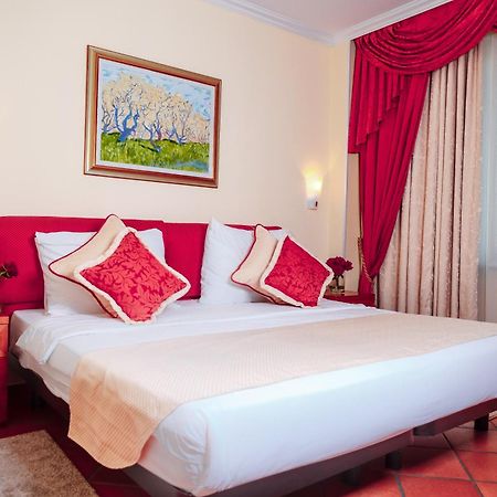 Hotel Pushkin Uralsk Eksteriør billede