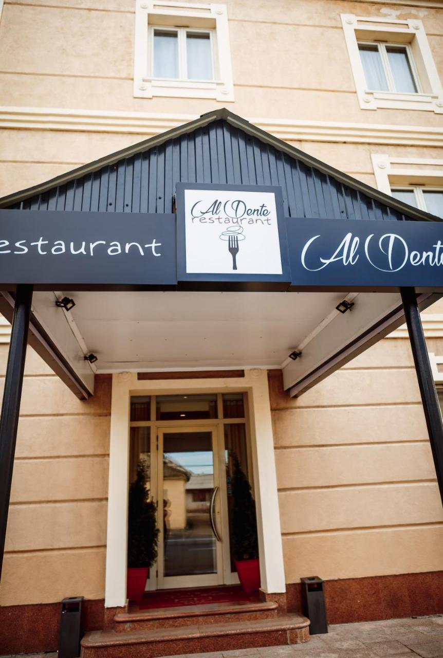 Hotel Pushkin Uralsk Eksteriør billede