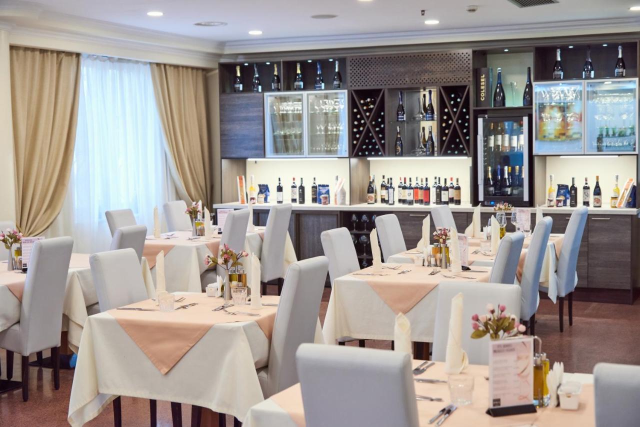 Hotel Pushkin Uralsk Eksteriør billede